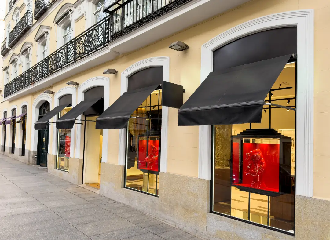 Façade vitrine de magasin en aluminium sur mesure à Mondeville